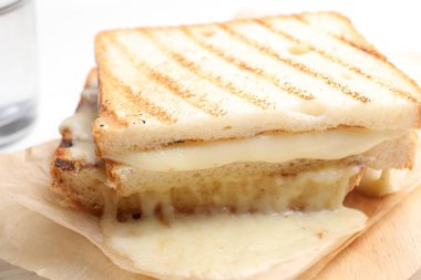 Eritilmiş peynirli lezzetli sandviç, yakın plan.