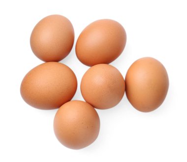 Birçok çiğ tavuk yumurtası beyaza izole edilmiş, üst manzara.