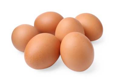 Birçok çiğ tavuk yumurtası beyaz üzerine izole edilmiş.