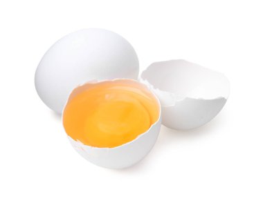 Tam ve kırılmış tavuk yumurtaları beyaza izole edilmiş.