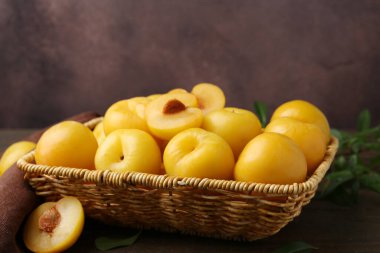 Tahta masada olgun sarı kiraz erikleri, yakın plan. Metin için boşluk