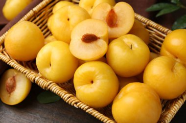 Tahta masada olgun sarı kiraz erikleri, yakın plan.