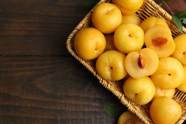 Olgun sarı kiraz erikleri ahşap masada, düz yerde. Metin için boşluk