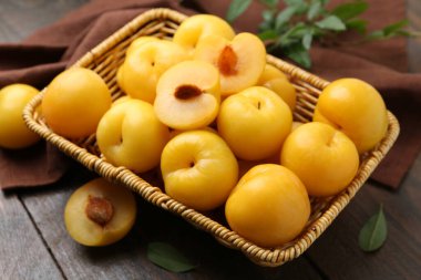 Tahta masada olgun sarı kiraz erikleri, yakın plan.