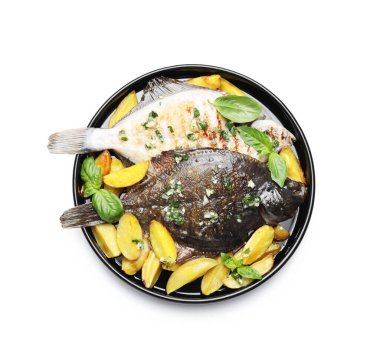 Beyaz renkte izole edilmiş otlu ve patatesli kızarmış balık. Ev yapımı deniz ürünleri yemeği.