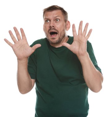 Beyaz arka planda panik atak geçiren bir adam.