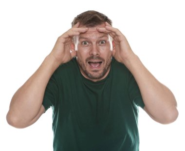 Beyaz arka planda panik atak geçiren bir adam.