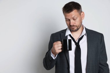 İçki içen adam beyaz arka planda akşamdan kalma, mesaj için yer var.