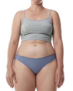 Beyaz arka planda kötü duruşu olan kadın, yakın plan.