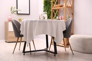 Yemek odasında sandalye ve dekor olan şık bir masa. İç tasarım