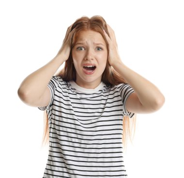 Beyaz arka planda panik atak geçiren genç bir kız.