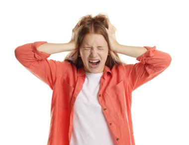 Beyaz arka planda panik atak geçiren genç bir kız.