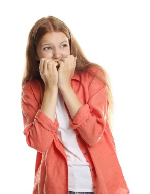 Beyaz arka planda panik atak geçiren genç bir kız.