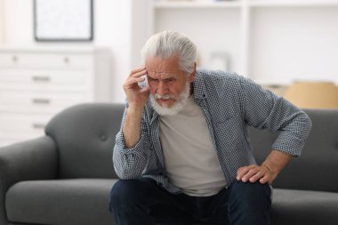 Üst düzey adam evde baş ağrısı acı