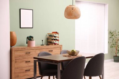 Yemek odasında sandalyeler ve elmalar olan ahşap masa. İç tasarım