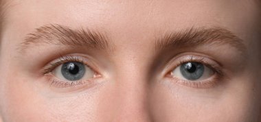 Kaş şekillendirme. Güzel kaşları olan genç bir kadın, yakın plan.