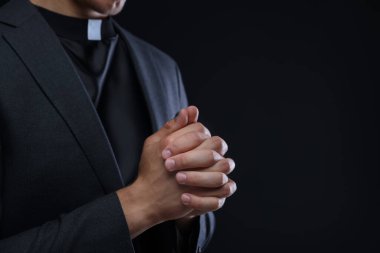 Siyah arka planda dua eden rahip, yakın plan. Metin için boşluk