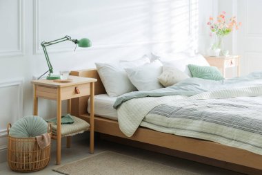 Yatağın yanında dekoru olan komodinlerin yanına.