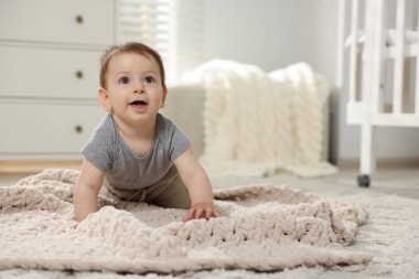 Odada yerde sürünen şirin bir bebek. Metin için boşluk