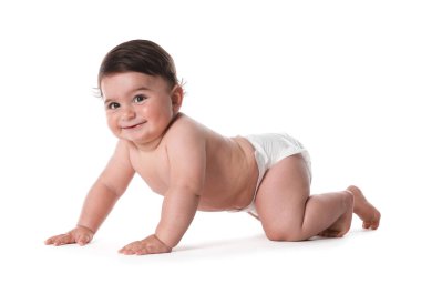 Beyaz arka plan üzerinde sürünerek şirin bebek