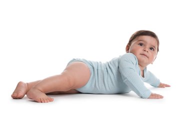 Beyaz arka planda şirin küçük bebek portresi