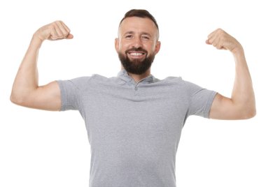 Kuvvet. Gülümseyen adam beyaz arka planda pazılarını gösteriyor.