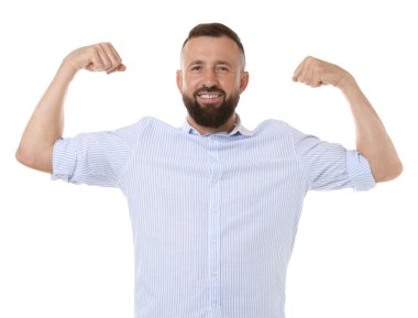 Kuvvet. Gülümseyen adam beyaz arka planda pazılarını gösteriyor.