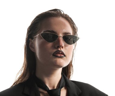 Siyah dudak kalemi olan güzel bir kadın beyaz arka planda ıslak güneş gözlüğü takıyor.