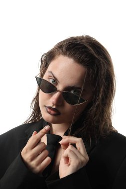 Siyah dudak kalemi olan güzel bir kadın beyaz arka planda ıslak güneş gözlüğü takıyor.