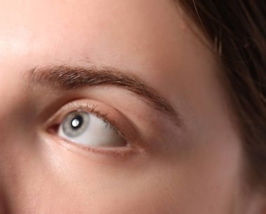 Kaş şekillendirme. Güzel kaşlı genç bir kadın, yakın plan.