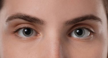 Kaş şekillendirme. Güzel kaşları olan genç bir kadın, yakın plan.