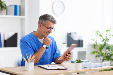 Teletıp. Doktor, hastayla kapalı alanda video görüşmesi yapıyor.