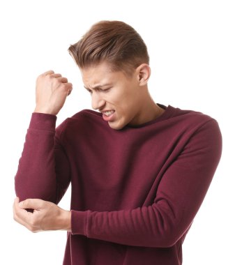 Genç adam beyaz arka plan üzerinde dirsek ağrı acı