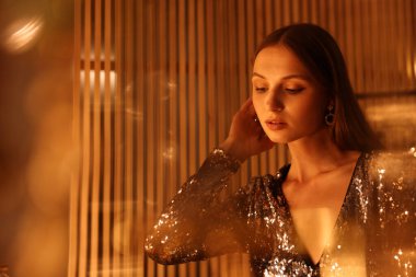 Güzel kadın içeride hazırlanıyor, mesaj için yer var.