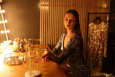 Güzel bir kadın tuvalet masasında hazırlanıyor.