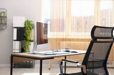 Ofisteki ahşap masada modern bilgisayarlı şık bir iş yeri.