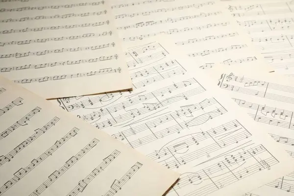 Arkaplan olarak notaları olan sayfaları kapat