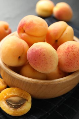 Masadaki taze kayısılar, yakın plan.