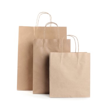 Beyaz üzerine izole edilmiş üç kese kağıdı.