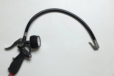Arka planda göstergesi olan bir lastik enflasyon silahı, üst görüş.