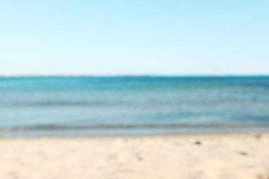 Güzel deniz ve sahil açık mavi gökyüzü altında, bulanık manzara