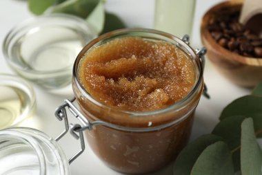 Doğal vücut fırçası ve malzemeler beyaz masada, yakın plan.