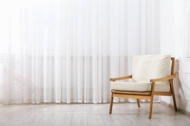 Pencerenin yanındaki rahat koltuk, metin için boşluk