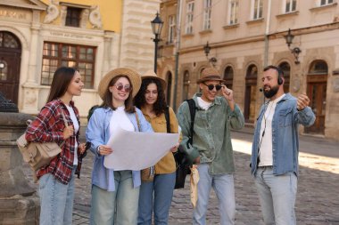 Gezi sırasında şehir sokaklarında kulaklık ve turist grubuyla rehberlik edin.