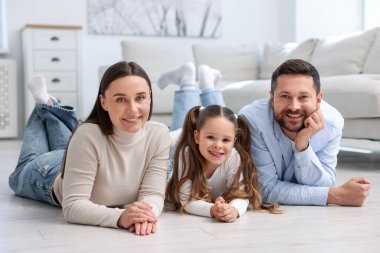 Ebeveynler ve kızları evlerinin sıcak zemininde birlikte. Isıtma sistemi