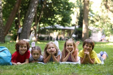 Parktaki yeşil çimlerde tatlı küçük çocuklar.