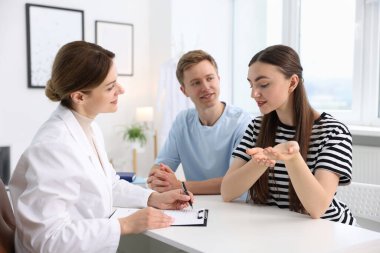 Tüp bebek (tüp bebek). Çiftin üreme kliniğinde doktorla randevusu var.