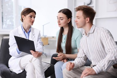 Tüp bebek (tüp bebek). Çiftin üreme kliniğinde doktorla randevusu var.