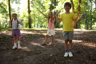 Parkta ip atlayan şirin çocuklar.