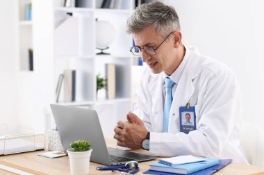 Teletıp. Doktor, bilgisayarla hastayla içeride görüntülü konuşma yapıyor.